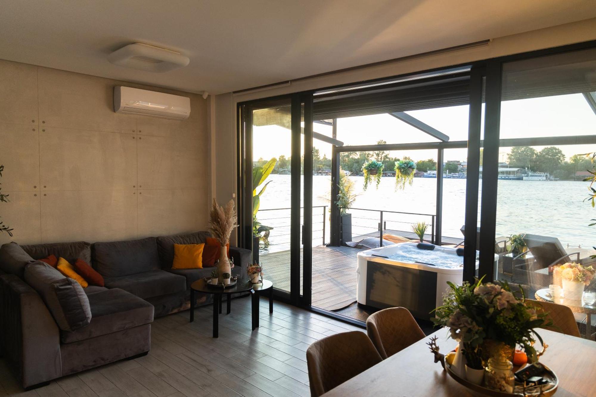Ada Moment Splav- Kuca Na Reci Beograd- Floating House On Sava River ,Bělehrad Exteriér fotografie
