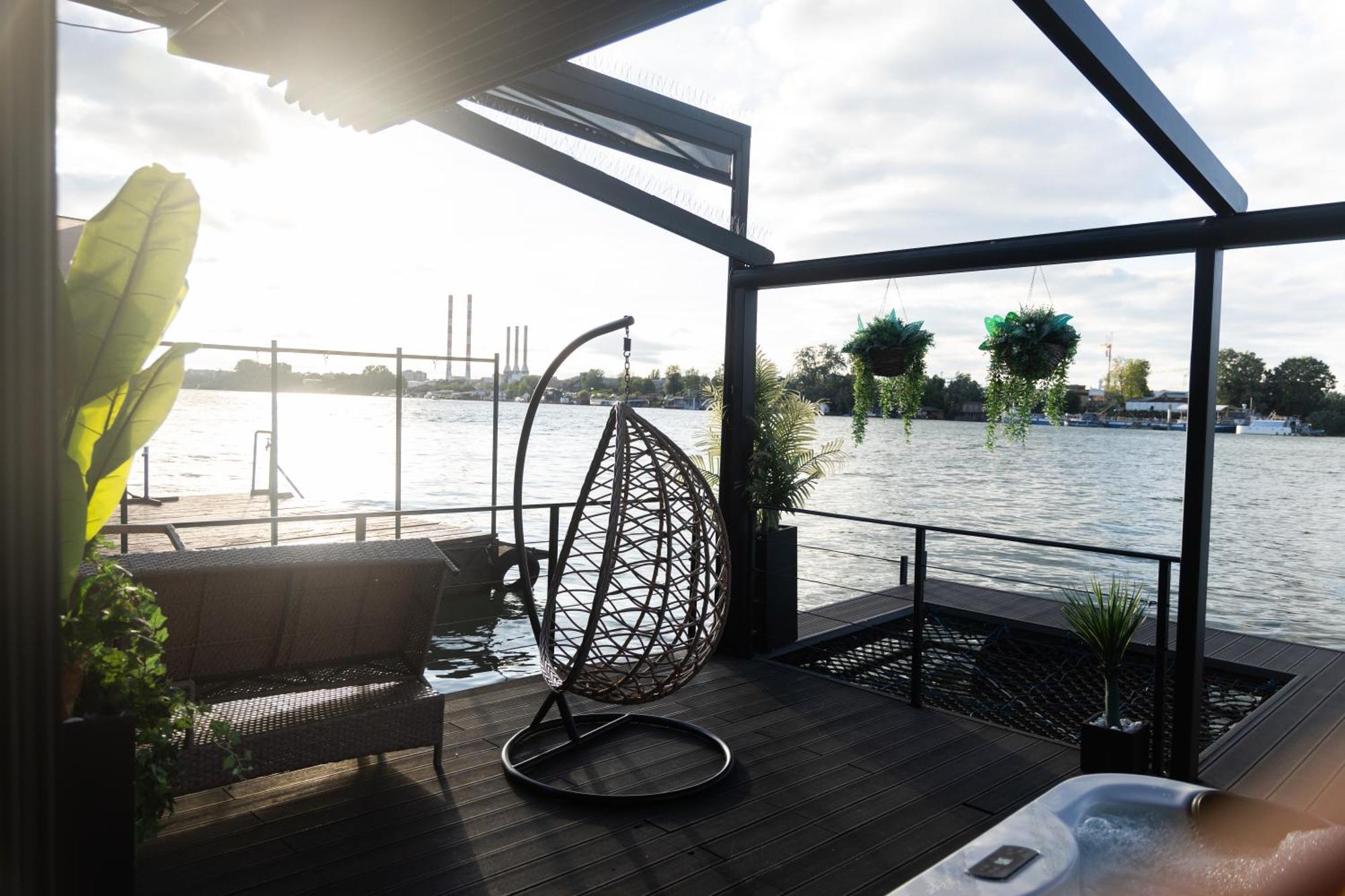 Ada Moment Splav- Kuca Na Reci Beograd- Floating House On Sava River ,Bělehrad Exteriér fotografie