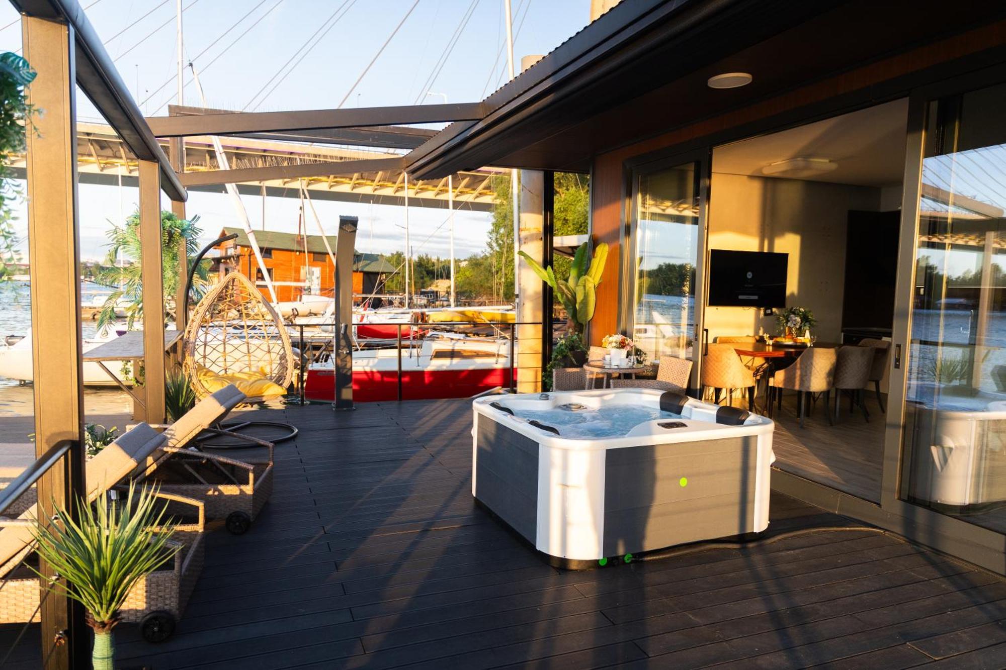 Ada Moment Splav- Kuca Na Reci Beograd- Floating House On Sava River ,Bělehrad Exteriér fotografie