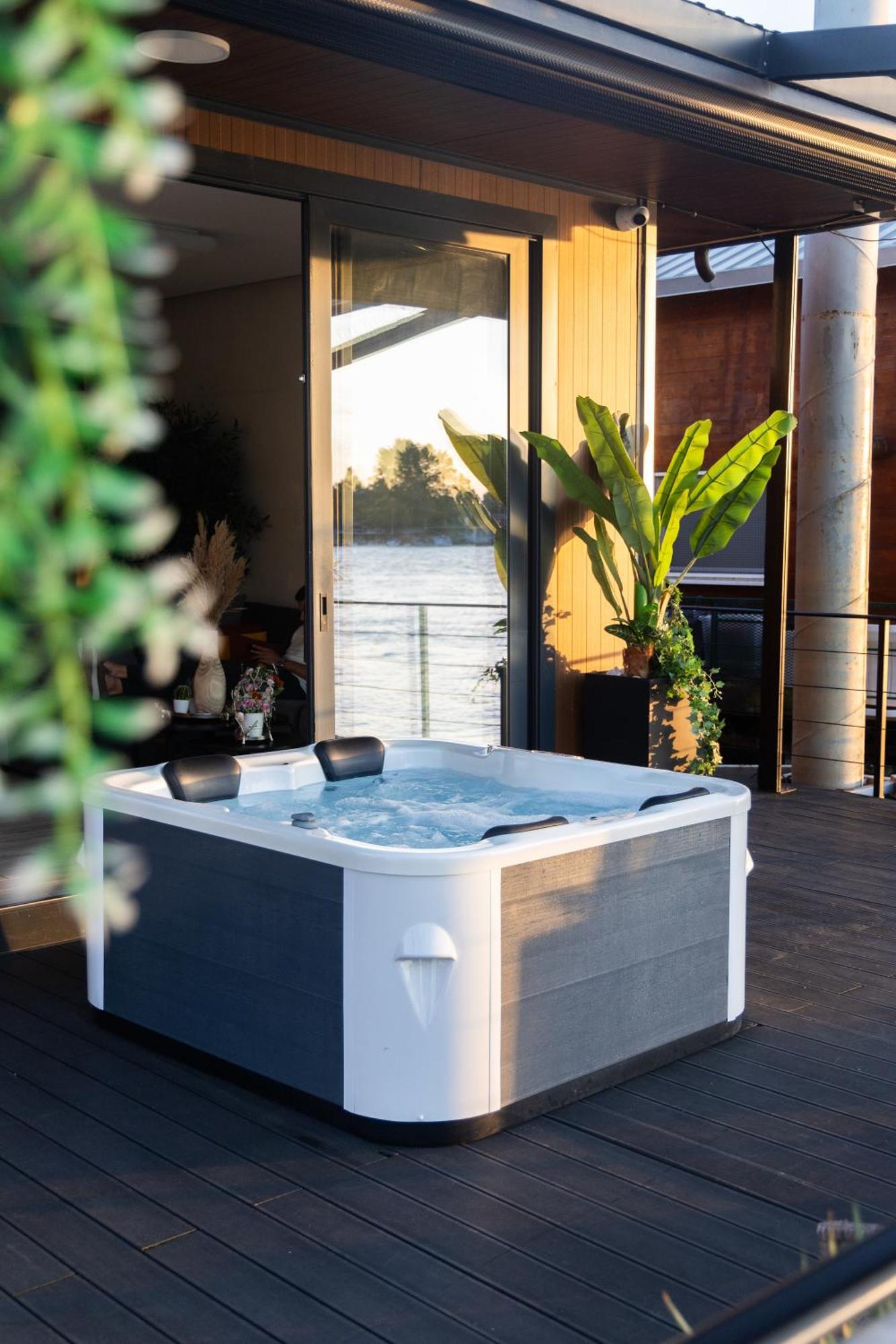 Ada Moment Splav- Kuca Na Reci Beograd- Floating House On Sava River ,Bělehrad Exteriér fotografie
