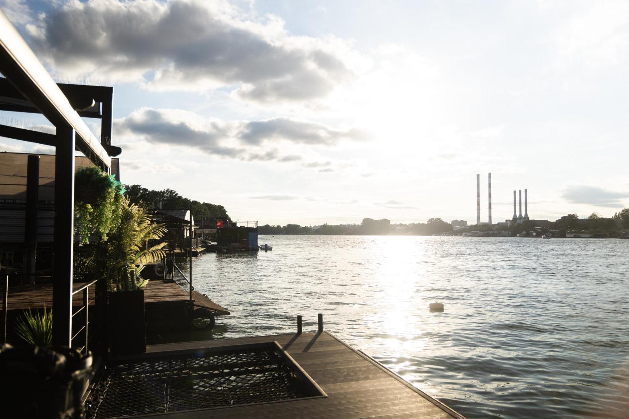 Ada Moment Splav- Kuca Na Reci Beograd- Floating House On Sava River ,Bělehrad Exteriér fotografie